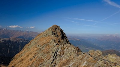 Der ausgesetzte, gesicherte Gipfelgrat kurz vor dem Gipfelkreuz der Jaufenspitze