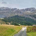 Vor der Kulisse des Sellastocks auf den Cherz