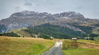Vor der Kulisse des Sellastocks auf den Cherz