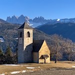 Nikolauskirche-mit-den-Geislern-im-Hintergund
