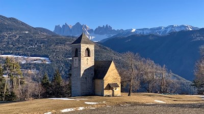 Nikolauskirche mit den Geislern im Hintergund