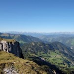 Blick auf den Peitlerkofel und die fernen Zillertaler Alpen