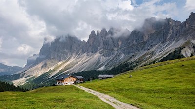 Brogleshütte mit den dahinter aufragenden Geislerspitzen