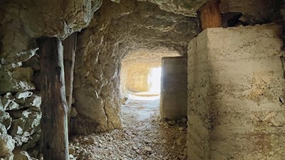 Tunnel, Gräben und Stellungen durchziehen den Sass de Stria