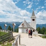 Das pittoreske Höhenkirchlein Heiligkreuz aus dem 15. Jahrhundert