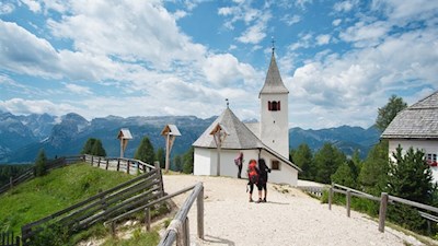 Das pittoreske Höhenkirchlein Heiligkreuz aus dem 15. Jahrhundert