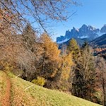 Panoramaweg mit den Villnösser Geislern im Hintergrund