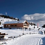 Die Starkenfeldhütte heißt die Wanderer auch im Winter willkommen