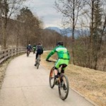 Der erste Teil der Wanderung folgt dem Radweg