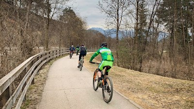 Der erste Teil der Wanderung folgt dem Radweg