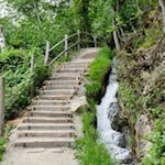 Der erste Teil des Partschinser Sagenweges führt entlang des plätschernden Partschinser Waals