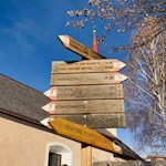 Im Seiser Dorfzentrum ist der Gumperer Weg bereits ausgeschildert