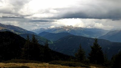 Die bewaldeten Anhöhen des Hochpustertals