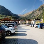 Unsere Wanderung beginnt am weitläufigen Parkplatz in Maiern