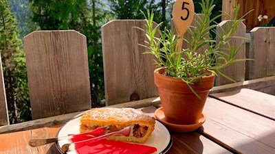 Apfelstrudel der Pecolhütte