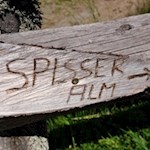 Bei der Ackerbodenalm ist die Spisser Alm erstmals ausgeschildert