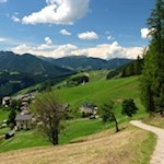 Im Hintergrund ragt der Peitlerkofel in die Höhe