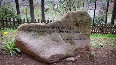 Längs des Besinnungsweges stößt man auf nachdenklich stimmende Botschaften