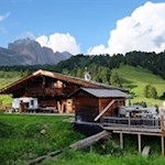 Die Mastle Hütte vor der Kulisse des Sas Rigais