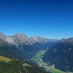 Auf dem Rammelstein liegt dem Wanderer das gesamte Antholzer Tal zu Füßen