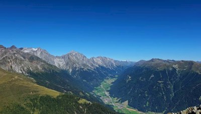 Auf dem Rammelstein liegt dem Wanderer das gesamte Antholzer Tal zu Füßen