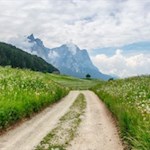 Durch blumenfrohe Wiesen in Richtung Kastelruth