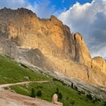 Die Abendsonne bringt die Felsen des Rosengarten zum Leuchten