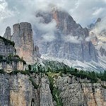 Vor uns erheben sich die Cinque Torri und die Tofana