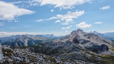 Rechts ragt die markante Hohe Gaisl auf