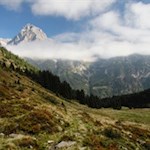 Hinter uns ragt der wolkenumhangene Tribulaun in die Höhe