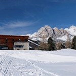 Die Juac-Hütte mit den Geislerspitzen im Hintergrund