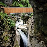 Auf sicheren Steigen und Brücken durch die Gilfenklamm