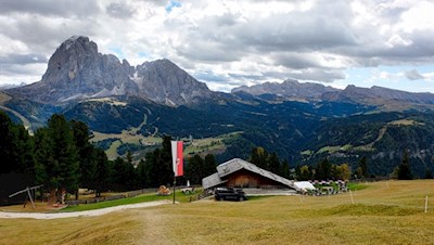 Die Seurasas Hütte vor malerischer Kulisse