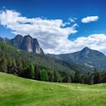 Im Hintergrund ragen die Hammerwand und der Tschafon in den Himmel