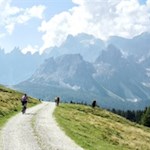 Vor-der-Kulisse-der-Sextner-Dolomiten-mit-dem-Mountainbike-zur-Nemesalm