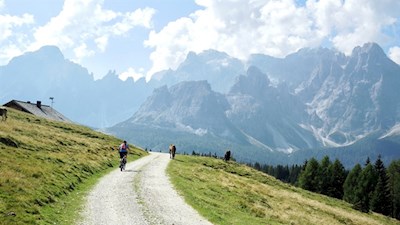Vor der Kulisse der Sextner Dolomiten mit dem Mountainbike zur Nemesalm