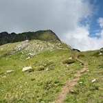 Über steile Grashänge auf den Fallmetzer