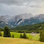 Inmitten idyllischer Wiesen liegt die Saraghes Hütte