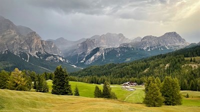 Inmitten idyllischer Wiesen liegt die Saraghes Hütte