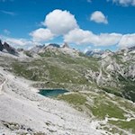 Schließlich führt der Weg 101 in sanfter Querung zur Drei Zinnen Hütte