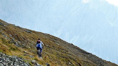 Auf dem Karnischen Höhenweg ist auch so mancher Mountainbiker anzutreffen