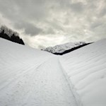 Sanfter Anstieg in Richtung Gasse