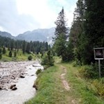 Zunächst führt der Weg den Lasankenbach entlang