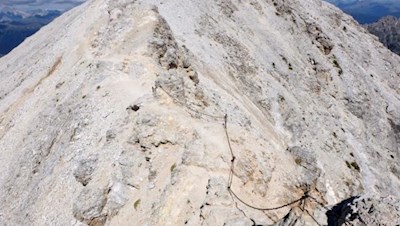 Die seilgesicherte Passage kurz vor dem Gipfelkreuz erfordert Trittsicherheit