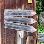 Nahe der Kirche weist der Weg in östliche Richtung