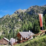 Inmitten einer idyllischen Landschaft präsentiert sich die Kaserill Alm