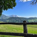 Blick auf das gegenüberliegende Tagusens und den dahinter liegenden Schlern