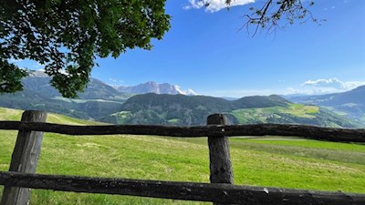 Blick auf das gegenüberliegende Tagusens und den dahinter liegenden Schlern