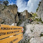 The hike to the Rifugio Scotoni mountain hut is well signposted