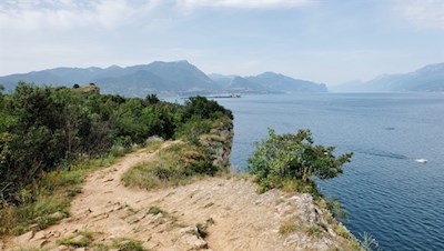 Parts of the trail lead along steeply sloping coasts